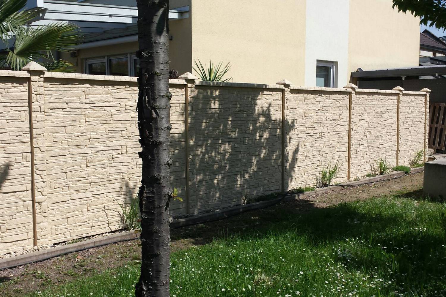 painted-concrete-fence